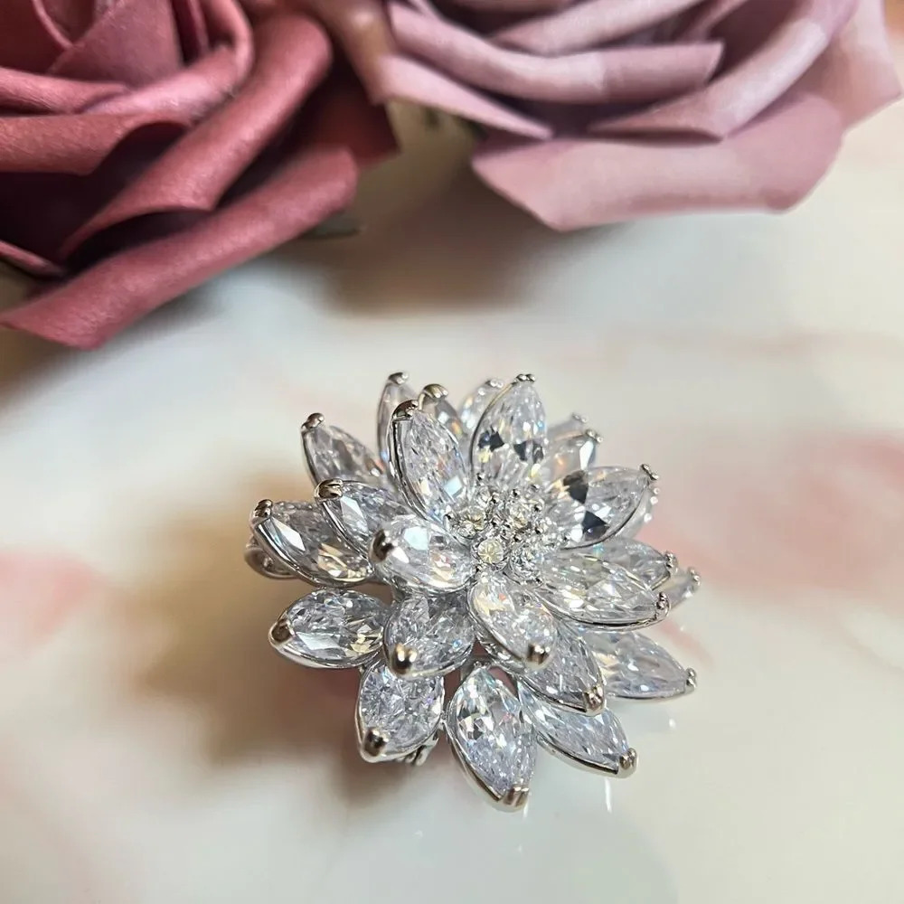 VQ Flower Brooch - Picture 3 of 6